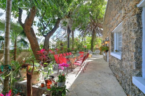 House in Miami, Florida 3 bedrooms, 337.24 sq.m. № 2028900 - photo 23