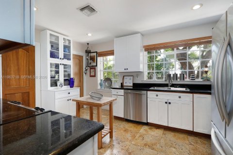 House in Miami, Florida 3 bedrooms, 337.24 sq.m. № 2028900 - photo 9