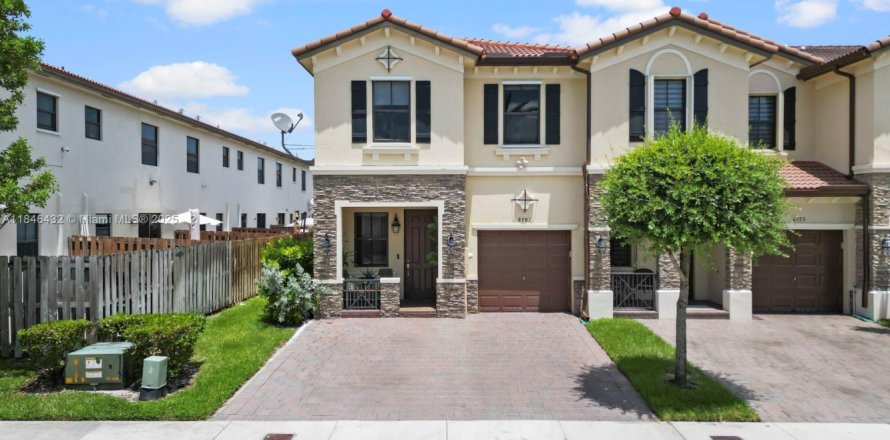 Adosado en Doral, Florida 4 dormitorios, 169.18 m2 № 1846243