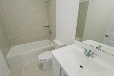 Снять в аренду таунхаус в Хомстед, Флорида 3 спальни, 131.27м2, № 1982878 - фото 15