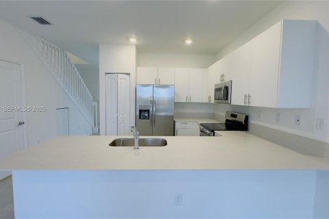 Снять в аренду таунхаус в Хомстед, Флорида 3 спальни, 131.27м2, № 1982878 - фото 13