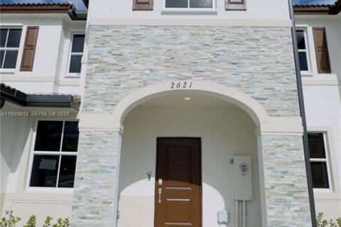 Снять в аренду таунхаус в Хомстед, Флорида 3 спальни, 131.27м2, № 1982878 - фото 3