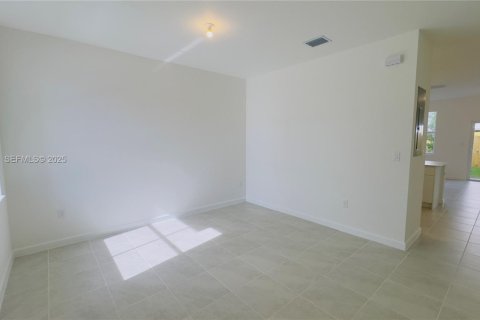 Снять в аренду таунхаус в Хомстед, Флорида 3 спальни, 131.27м2, № 1982878 - фото 5