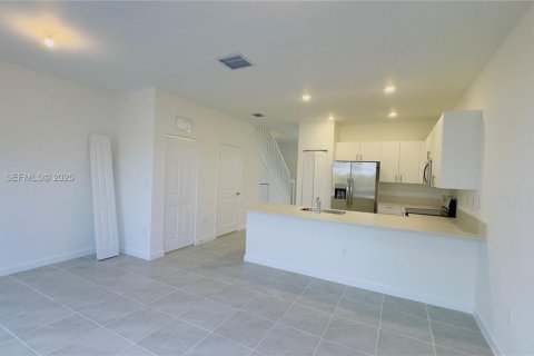 Снять в аренду таунхаус в Хомстед, Флорида 3 спальни, 131.27м2, № 1982878 - фото 10