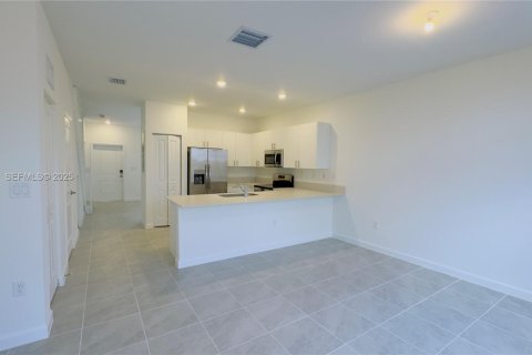 Снять в аренду таунхаус в Хомстед, Флорида 3 спальни, 131.27м2, № 1982878 - фото 12