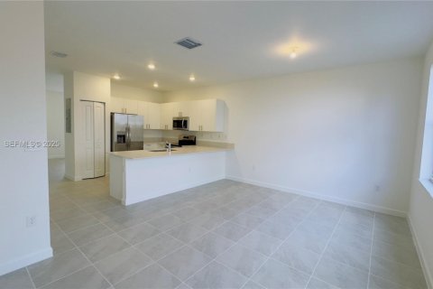 Снять в аренду таунхаус в Хомстед, Флорида 3 спальни, 131.27м2, № 1982878 - фото 8