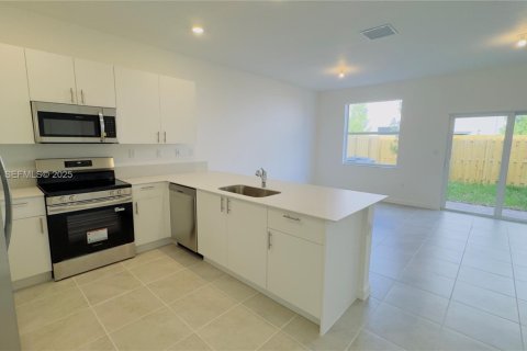 Снять в аренду таунхаус в Хомстед, Флорида 3 спальни, 131.27м2, № 1982878 - фото 7