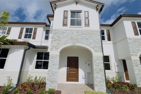 Снять в аренду таунхаус в Хомстед, Флорида 3 спальни, 131.27м2, № 1982878 - фото 2