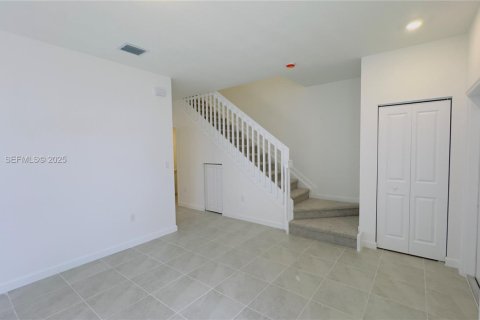 Снять в аренду таунхаус в Хомстед, Флорида 3 спальни, 131.27м2, № 1982878 - фото 6