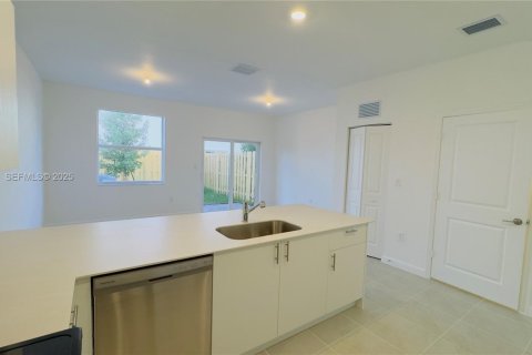 Снять в аренду таунхаус в Хомстед, Флорида 3 спальни, 131.27м2, № 1982878 - фото 26