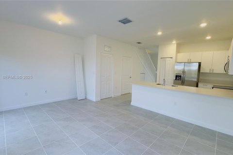 Снять в аренду таунхаус в Хомстед, Флорида 3 спальни, 131.27м2, № 1982878 - фото 9