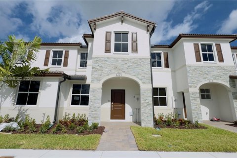 Снять в аренду таунхаус в Хомстед, Флорида 3 спальни, 131.27м2, № 1982878 - фото 1