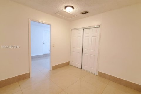 Снять в аренду коммерческую недвижимость в Холливуд, Флорида 1 спальня, 65.03м2, № 2004872 - фото 4