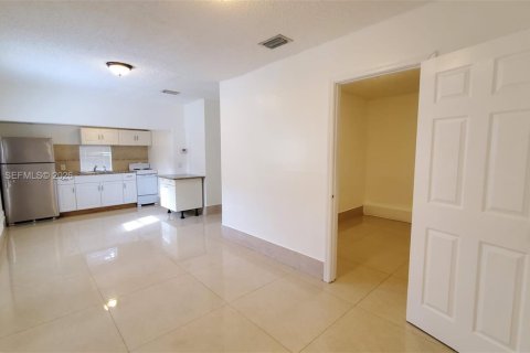 Снять в аренду коммерческую недвижимость в Холливуд, Флорида 1 спальня, 65.03м2, № 2004872 - фото 3