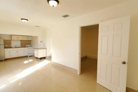 Снять в аренду коммерческую недвижимость в Холливуд, Флорида 1 спальня, 65.03м2, № 2004872 - фото 2