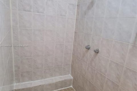 Снять в аренду коммерческую недвижимость в Холливуд, Флорида 1 спальня, 65.03м2, № 2004872 - фото 9