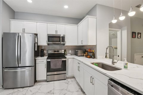 Touwnhouse à vendre à Palm Harbor, Floride: 2 chambres, 117.71 m2 № 2122309 - photo 8
