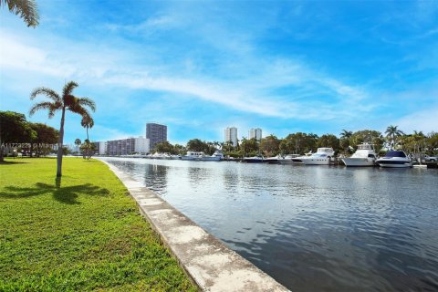 Copropriété à vendre à Hallandale Beach, Floride: 2 chambres, 112.41 m2 № 1979485 - photo 28