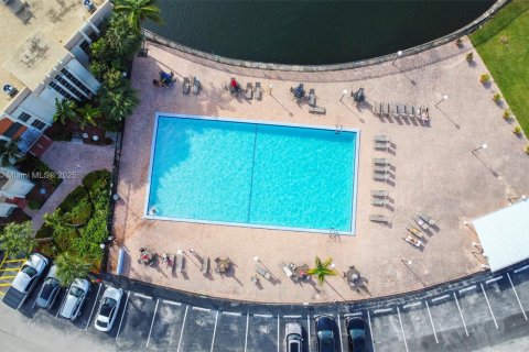 Copropriété à vendre à Hallandale Beach, Floride: 2 chambres, 112.41 m2 № 1979485 - photo 30