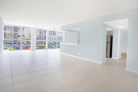 Copropriété à vendre à Hallandale Beach, Floride: 2 chambres, 112.41 m2 № 1979485 - photo 10