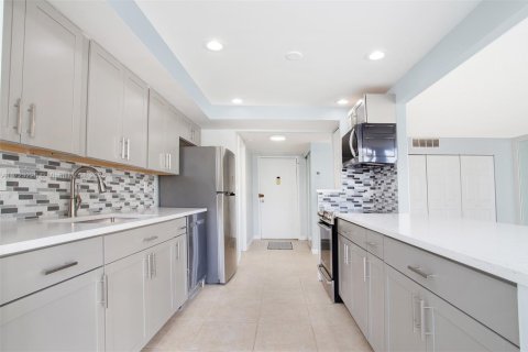 Copropriété à vendre à Hallandale Beach, Floride: 2 chambres, 112.41 m2 № 1979485 - photo 1