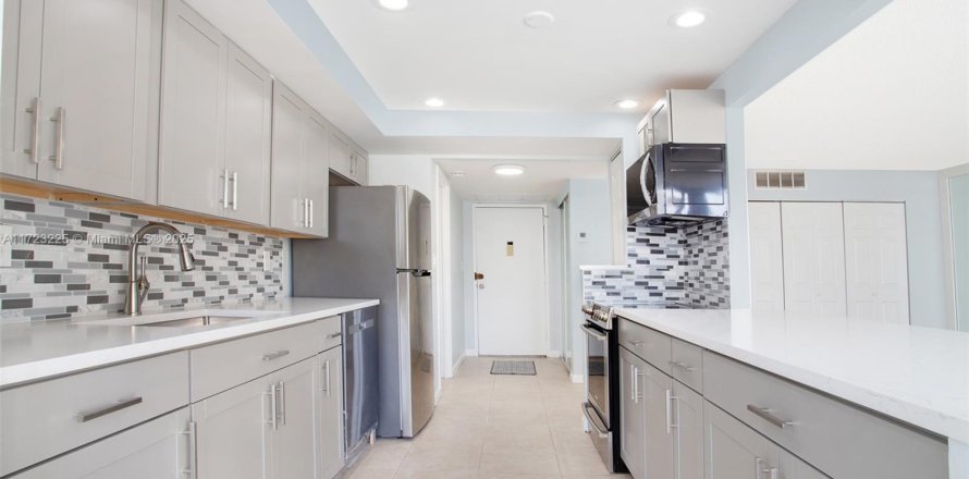 Condo à Hallandale Beach, Floride, 2 chambres  № 1979485