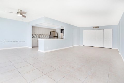 Copropriété à vendre à Hallandale Beach, Floride: 2 chambres, 112.41 m2 № 1979485 - photo 8