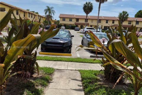 Touwnhouse à vendre à Lauderdale Lakes, Floride: 3 chambres, 152.82 m2 № 2297508 - photo 6