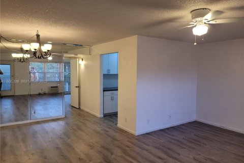 Condominio en alquiler en Pembroke Pines, Florida, 1 dormitorio, 75.34 m2 № 1993768 - foto 3