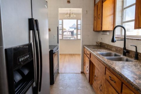 House in Hialeah, Florida 3 bedrooms, 95.22 sq.m. № 2052308 - photo 16