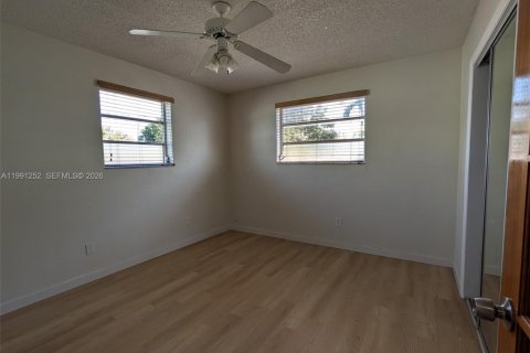 House in Hialeah, Florida 3 bedrooms, 95.22 sq.m. № 2052308 - photo 10