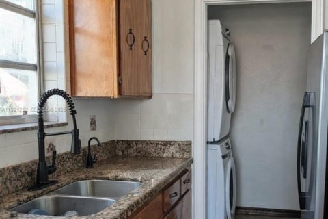 House in Hialeah, Florida 3 bedrooms, 95.22 sq.m. № 2052308 - photo 14