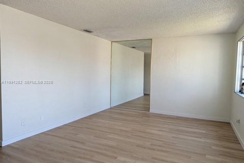 House in Hialeah, Florida 3 bedrooms, 95.22 sq.m. № 2052308 - photo 9