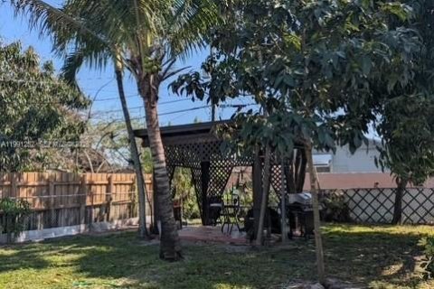 House in Hialeah, Florida 3 bedrooms, 95.22 sq.m. № 2052308 - photo 2