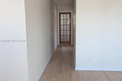 House in Hialeah, Florida 3 bedrooms, 95.22 sq.m. № 2052308 - photo 13