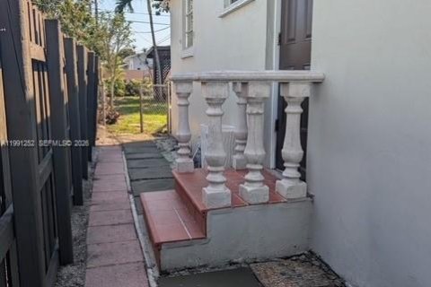 House in Hialeah, Florida 3 bedrooms, 95.22 sq.m. № 2052308 - photo 4