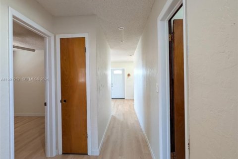 House in Hialeah, Florida 3 bedrooms, 95.22 sq.m. № 2052308 - photo 12