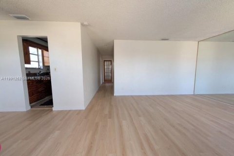 House in Hialeah, Florida 3 bedrooms, 95.22 sq.m. № 2052308 - photo 11