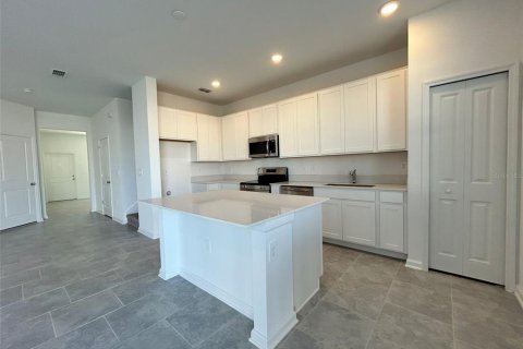 Townhouse in Davenport, Florida 3 bedrooms, 156.91 sq.m. № 2233141 - photo 2