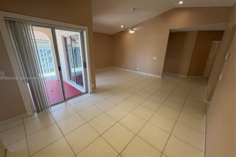 House in Weston, Florida 3 bedrooms, 106.93 sq.m. № 2305398 - photo 5