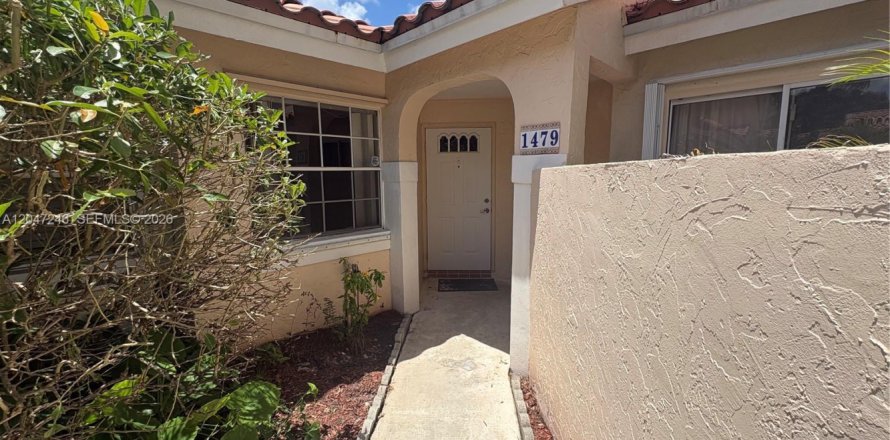 House in Weston, Florida 3 bedrooms, 106.93 sq.m. № 2305398
