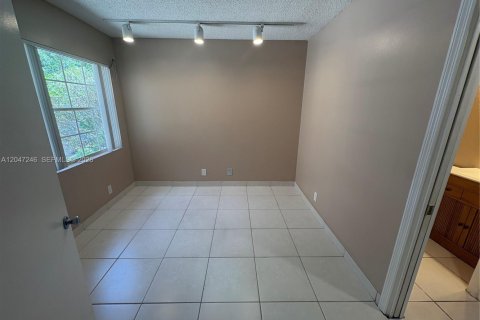 House in Weston, Florida 3 bedrooms, 106.93 sq.m. № 2305398 - photo 9