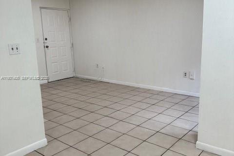 Condominio en alquiler en Miami, Florida, 2 dormitorios, 1123.56 m2 № 1990014 - foto 3