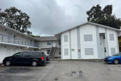 Condominio en alquiler en Miami, Florida, 2 dormitorios, 1123.56 m2 № 1990014 - foto 1