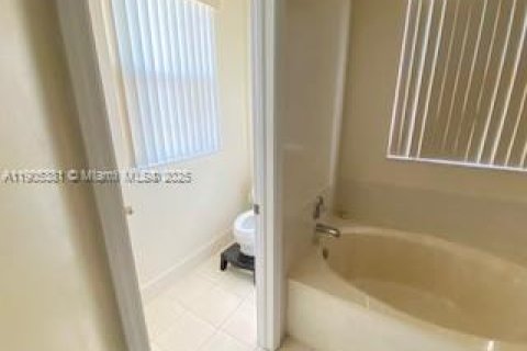 House in Homestead, Florida 4 bedrooms, 258.55 sq.m. № 2081949 - photo 16