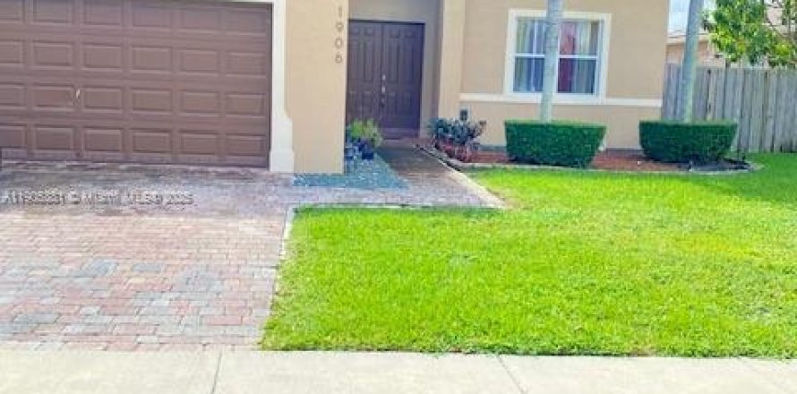 House in Homestead, Florida 4 bedrooms, 258.55 sq.m. № 2081949