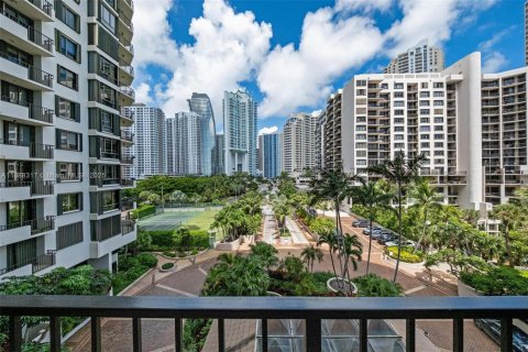 Condo in Miami, Florida, 2 bedrooms  № 1940940 - photo 2