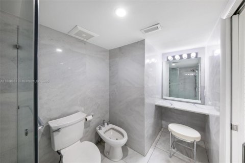 Condo in Miami, Florida, 2 bedrooms  № 1940940 - photo 11