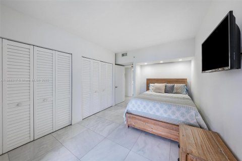 Condo in Miami, Florida, 2 bedrooms  № 1940940 - photo 14