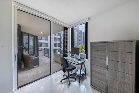 Condo in Miami, Florida, 2 bedrooms  № 1940940 - photo 6